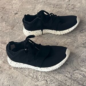 Women’s size 6 adidas tennis shoes